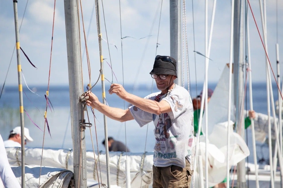  Под парусом