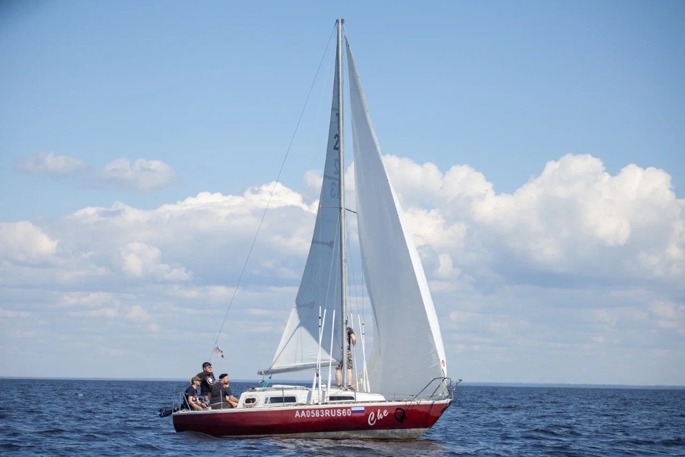  Под парусом