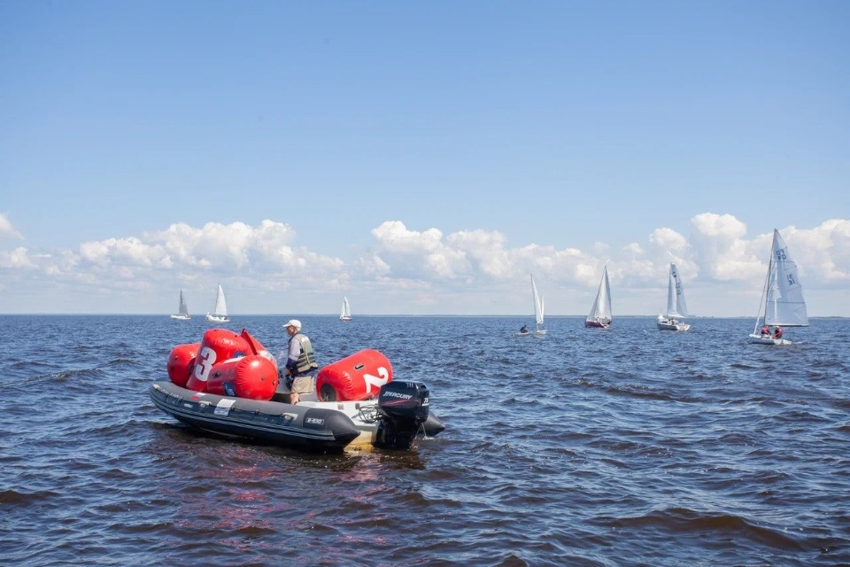  Под парусом