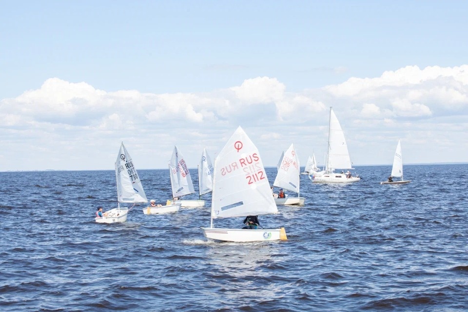  Под парусом