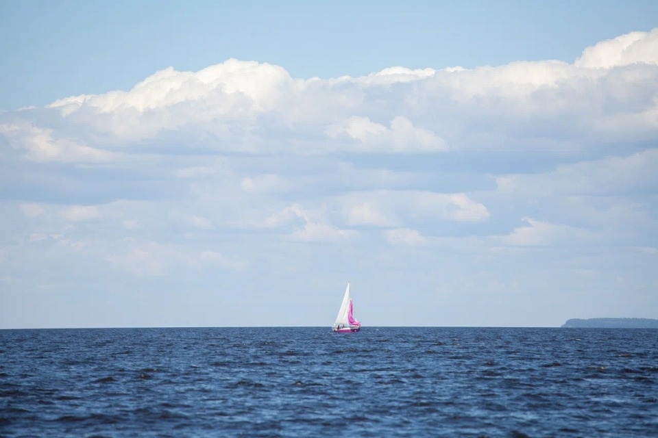  Под парусом