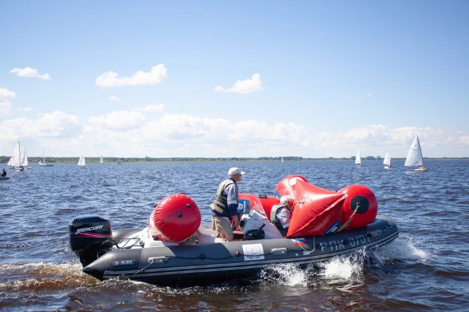  Под парусом