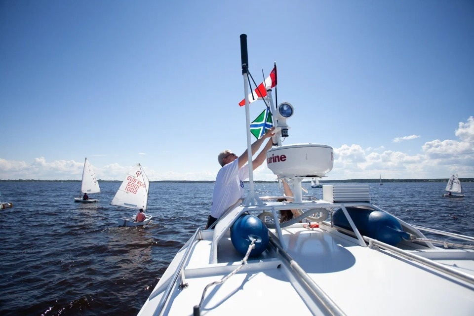  Под парусом