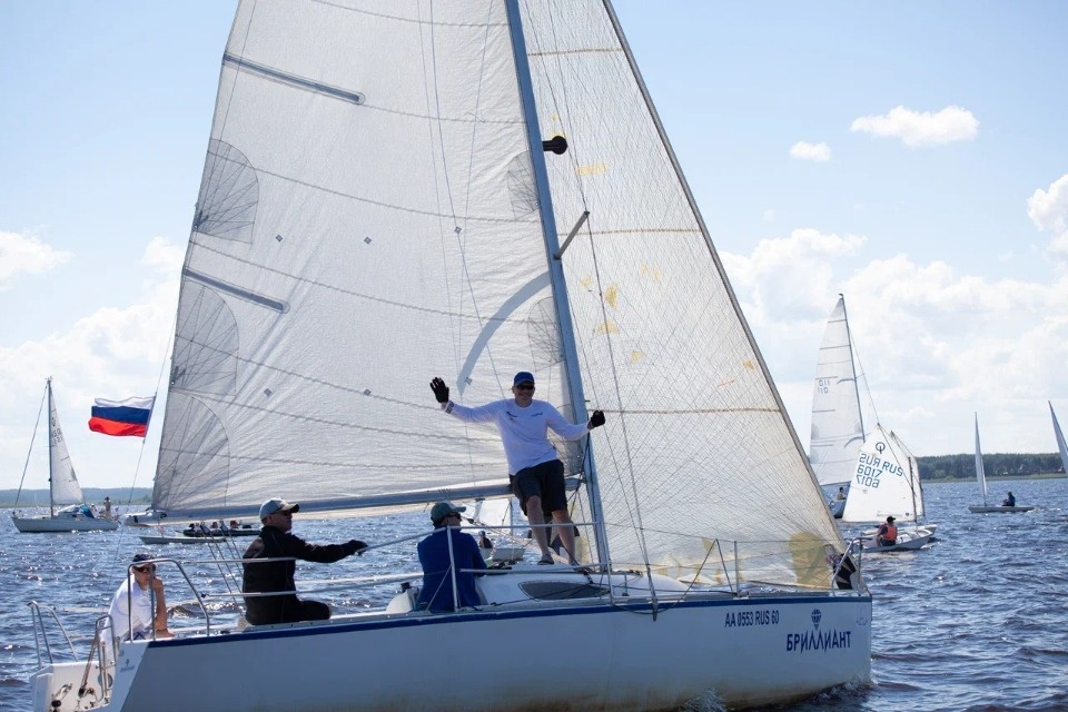  Под парусом