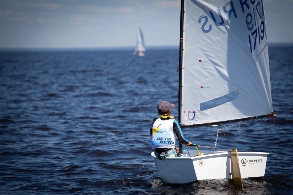  Под парусом