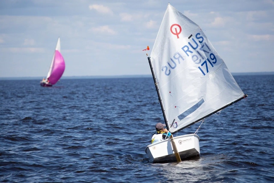  Под парусом