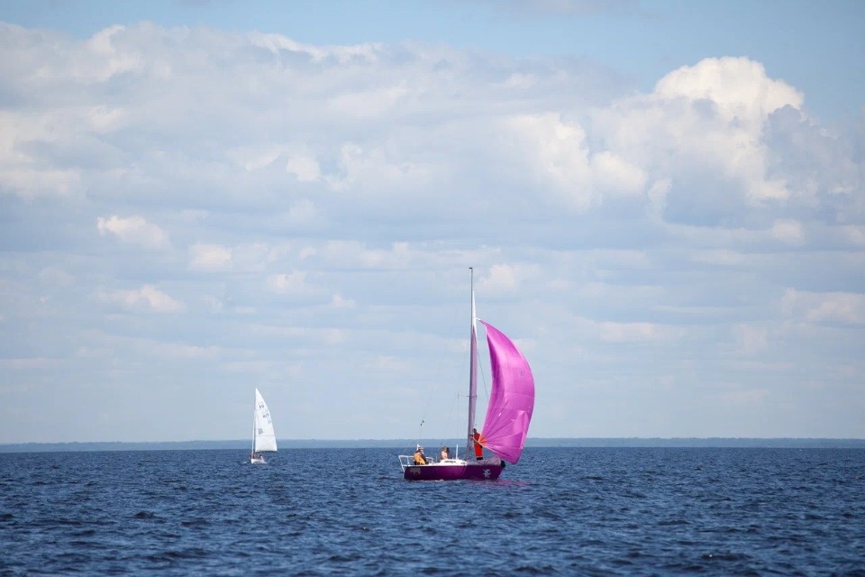  Под парусом