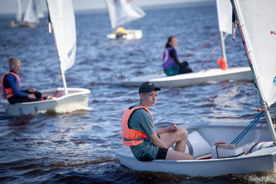  Под парусом