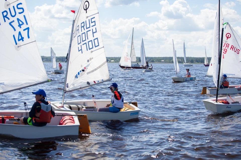  Под парусом