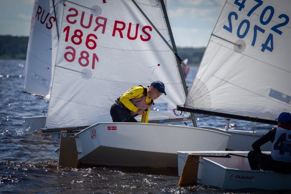  Под парусом