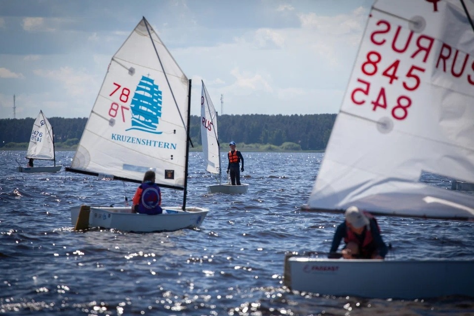  Под парусом