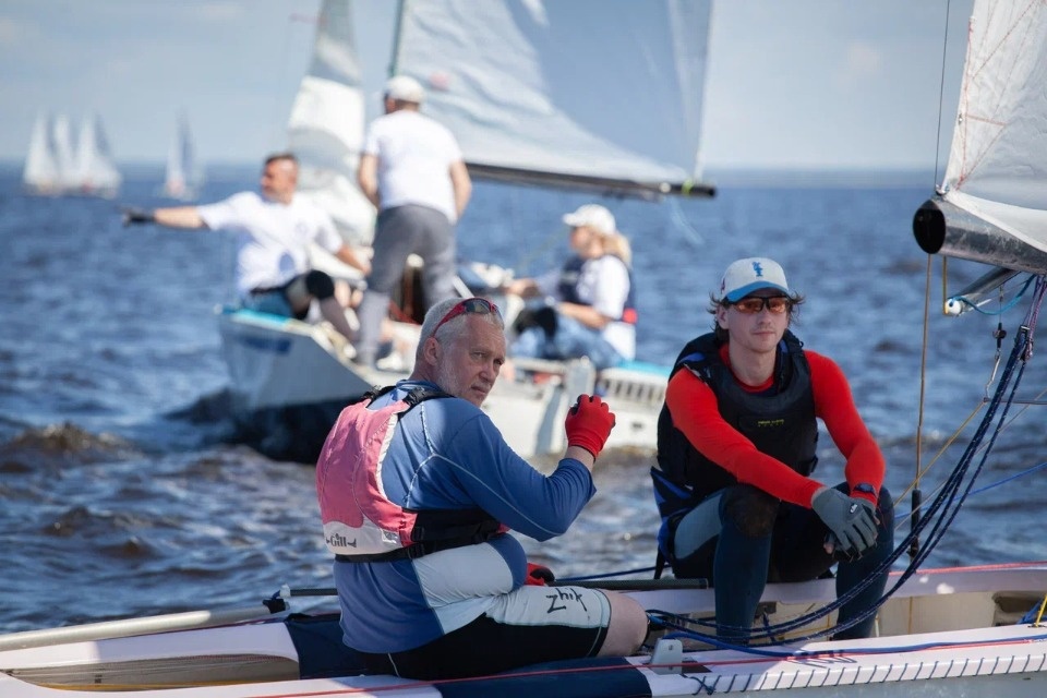  Под парусом