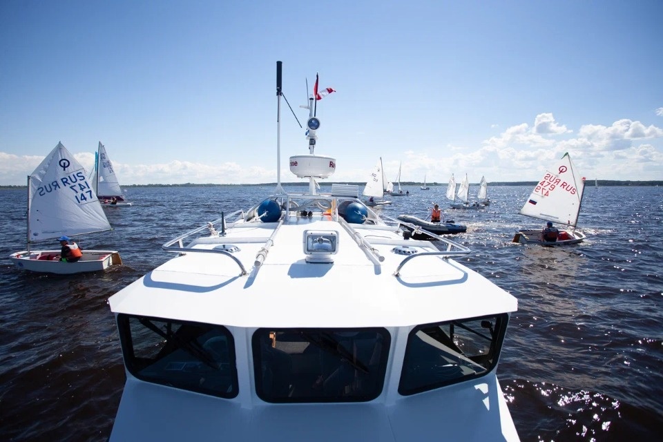  Под парусом