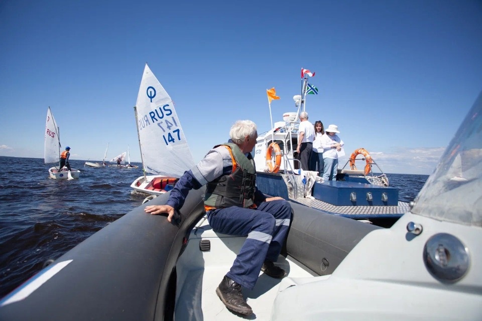  Под парусом