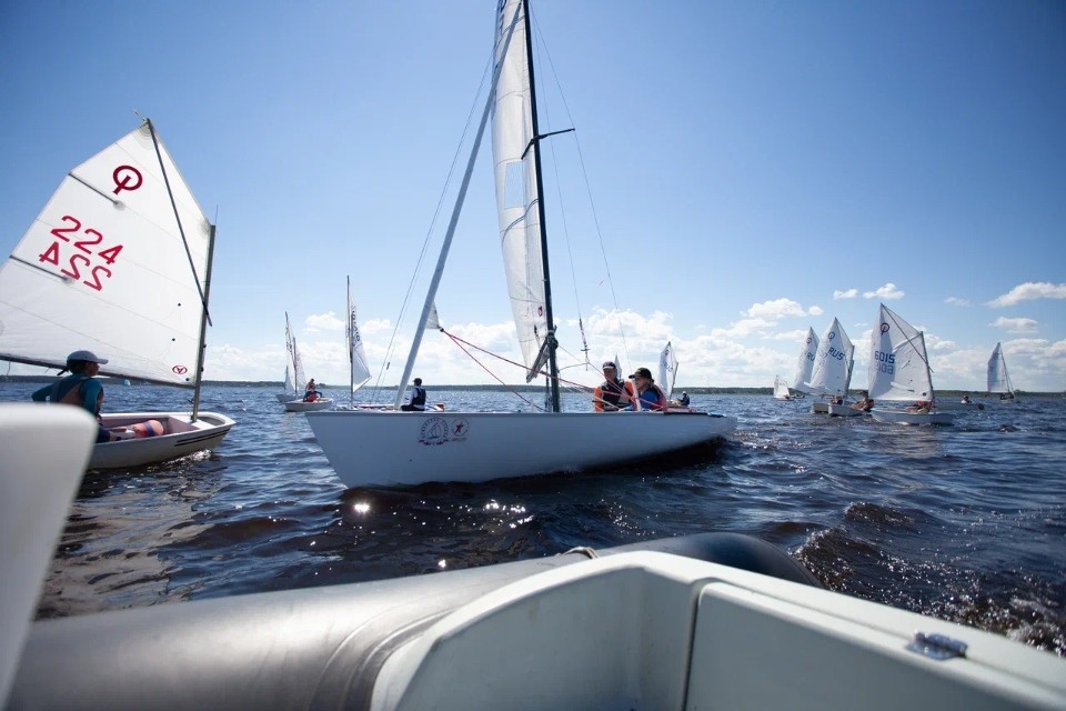  Под парусом