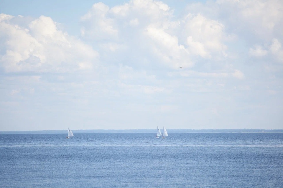  Под парусом