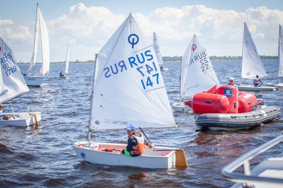  Под парусом