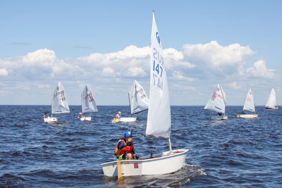  Под парусом