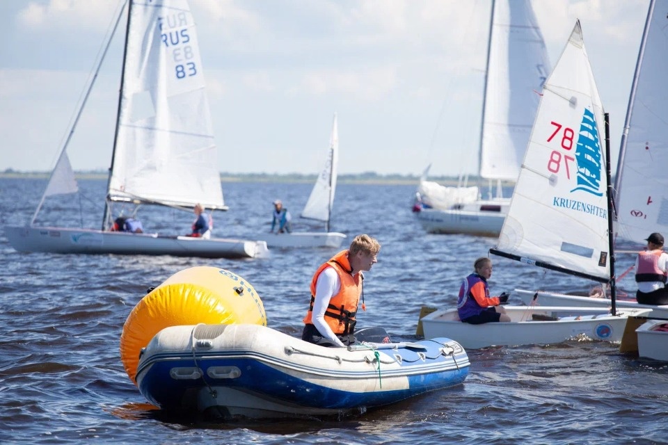  Под парусом