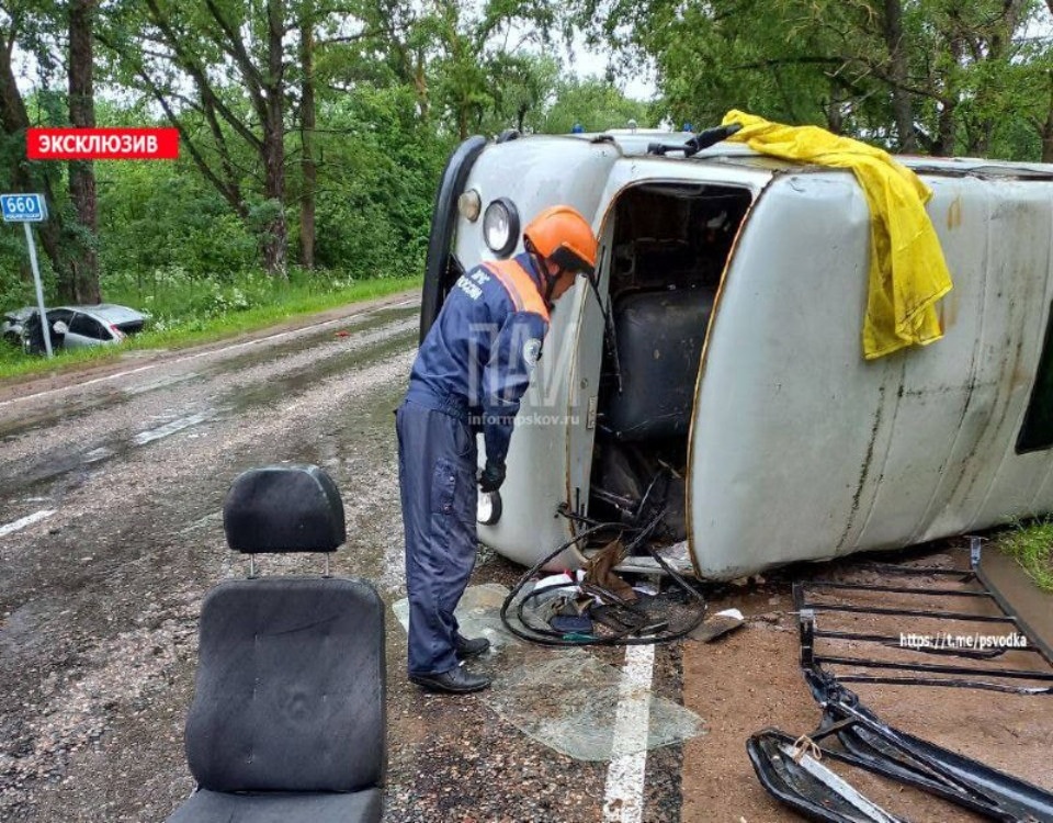 В результате аварии в Великолукском районе пострадали два человека В результате аварии в Великолукском районе пострадали два человека