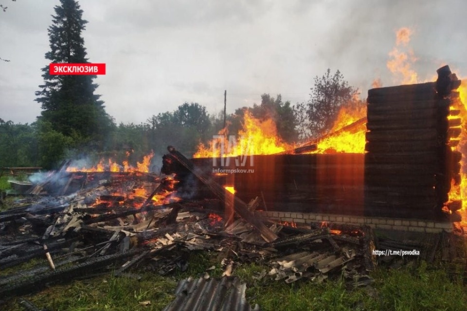В Плюсском районе сгорел дачный дом