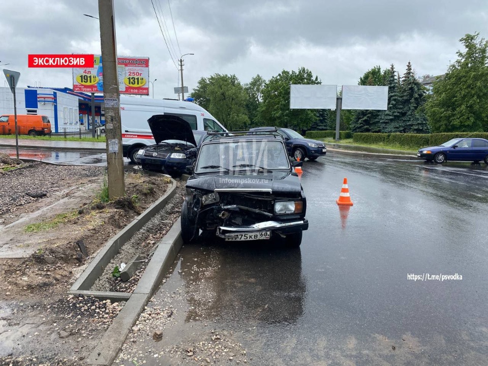 Два пенсионера пострадали в ДТП в Пскове