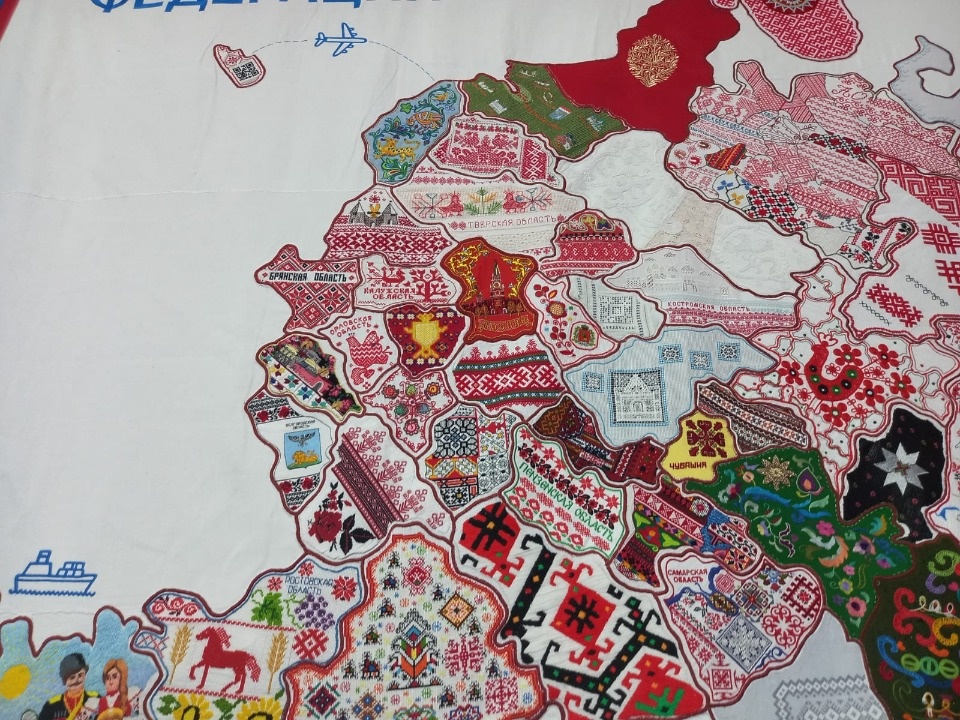 Вышитую карту России с Псковской областью представили на ПМЭФ