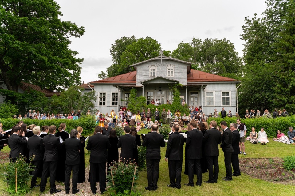 Концертный хор Санкт-Петербурга под управлением дирижера Андрея Охлобыстина выступил в усадьбах Любенск и Вечаша