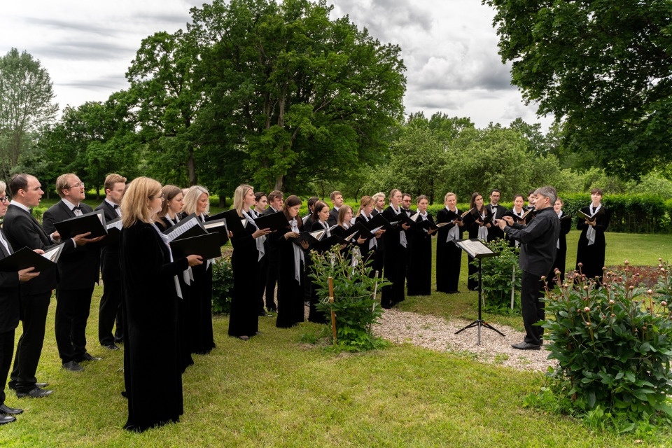 Концертный хор Санкт-Петербурга под управлением дирижера Андрея Охлобыстина выступил в усадьбах Любенск и Вечаша