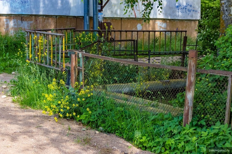 До 1 августа у детского сада №28 «Искорка» в Пскове заменят забор До 1 августа у детского сада №28 «Искорка» в Пскове заменят забор