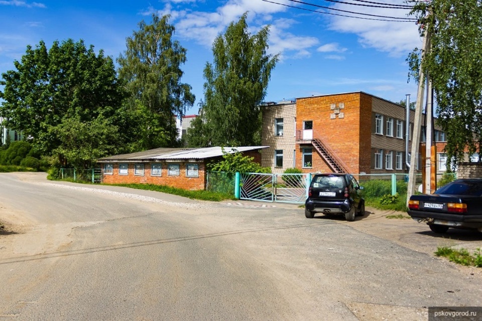 До 1 августа у детского сада №28 «Искорка» в Пскове заменят забор До 1 августа у детского сада №28 «Искорка» в Пскове заменят забор