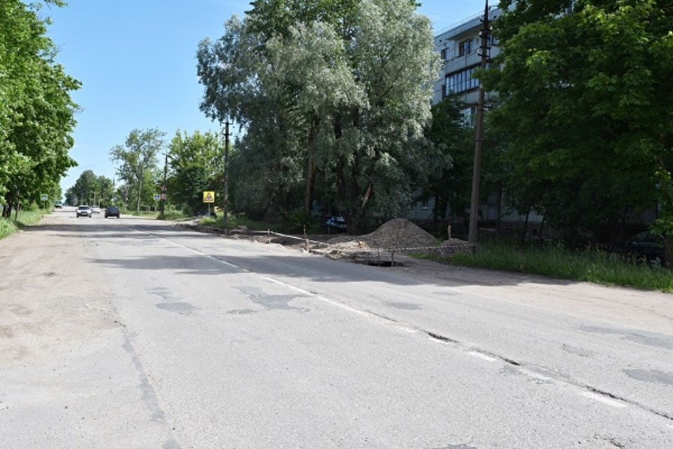 В Острове монтируют крытую автобусную остановку В Острове монтируют крытую автобусную остановку