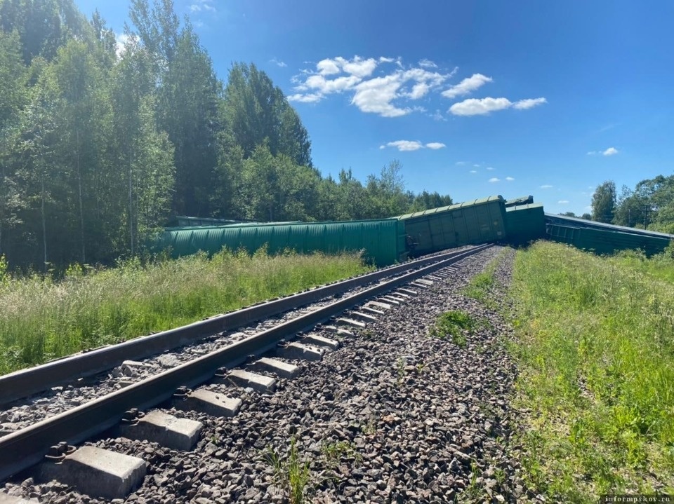 В Порховском районе сошли с рельсов 13 вагонов В Порховском районе сошли с рельсов 13 вагонов