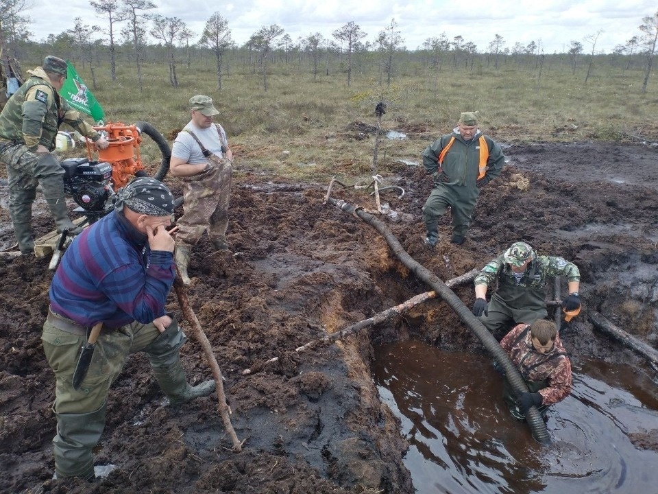 Михаил Ведерников поблагодарил всех участвовавших в подъеме самолета из Кокшинского болота поисковиков