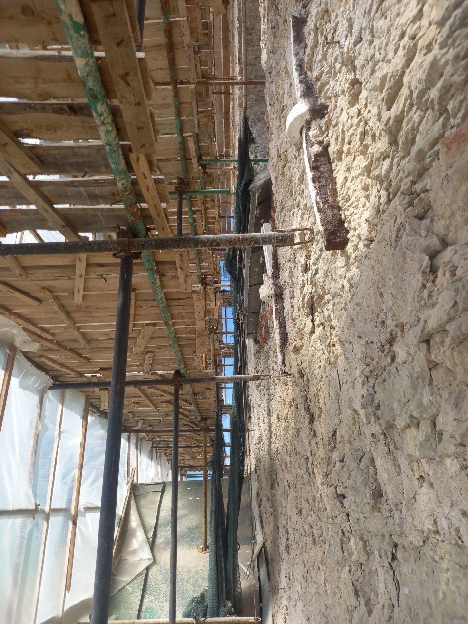 Реставраторы приступили к инъектированию стен звонницы псковского Кремля