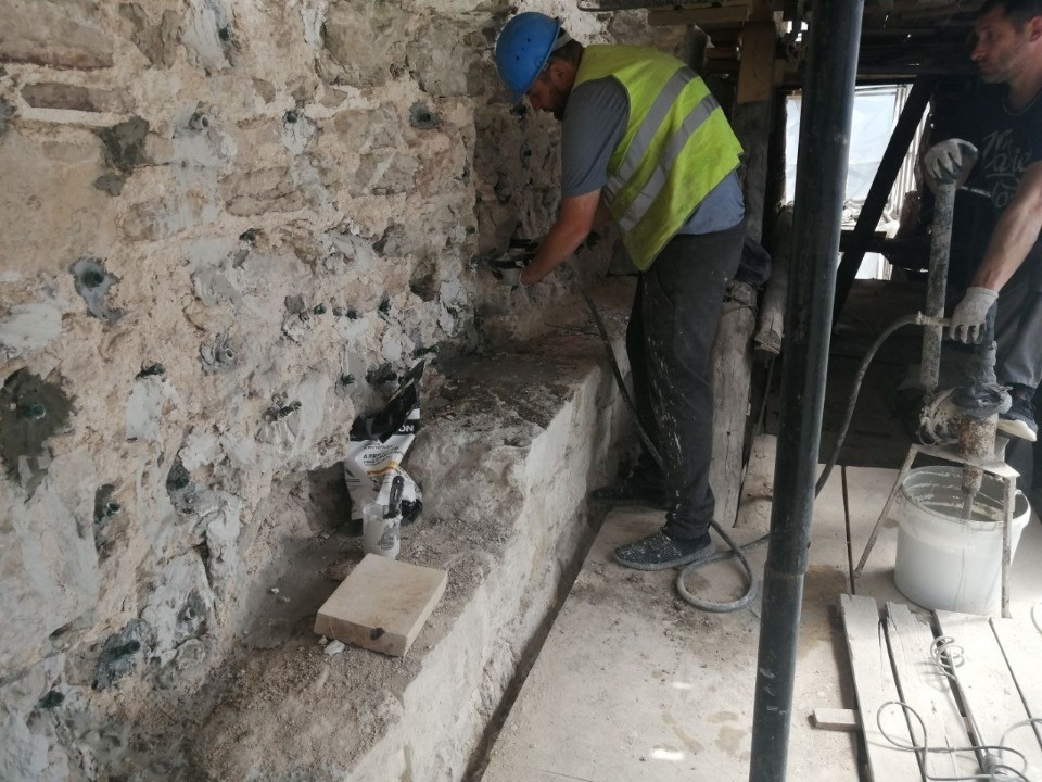 Реставраторы приступили к инъектированию стен звонницы псковского Кремля