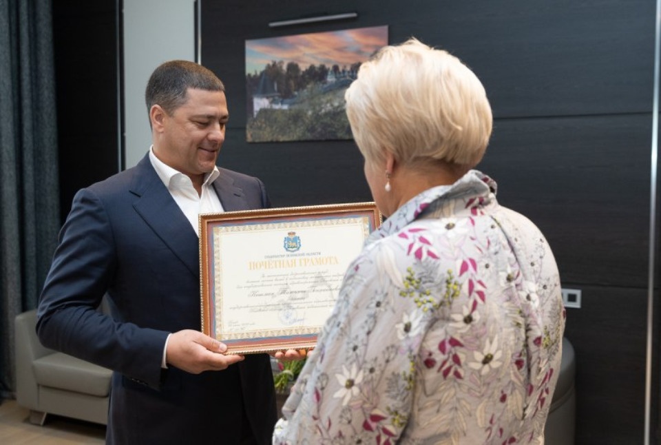 Михаил Ведерников наградил директора Псковского медколледжа Почетной грамотой Михаил Ведерников наградил директора Псковского медколледжа Почетной грамотой