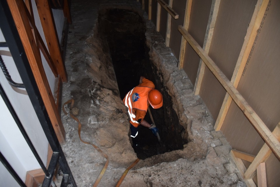 Деревянные канализационные сети обнаружили во время аварийных работ в центре Пскова