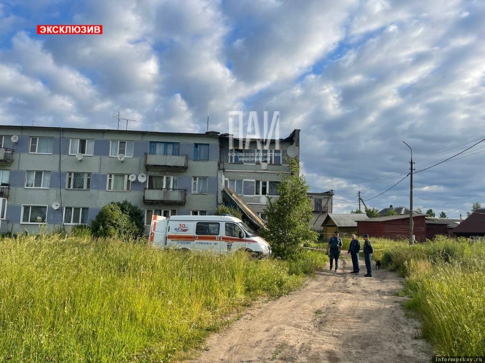 Лоджии обрушились в одном из домов в Плюссе