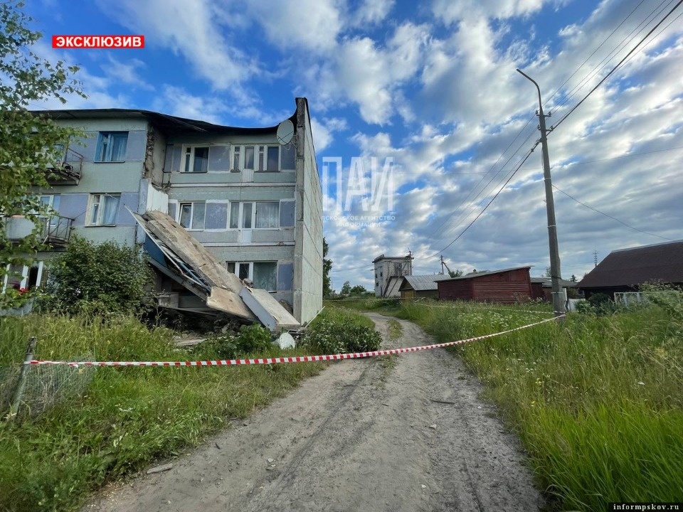 Лоджии обрушились в одном из домов в Плюссе