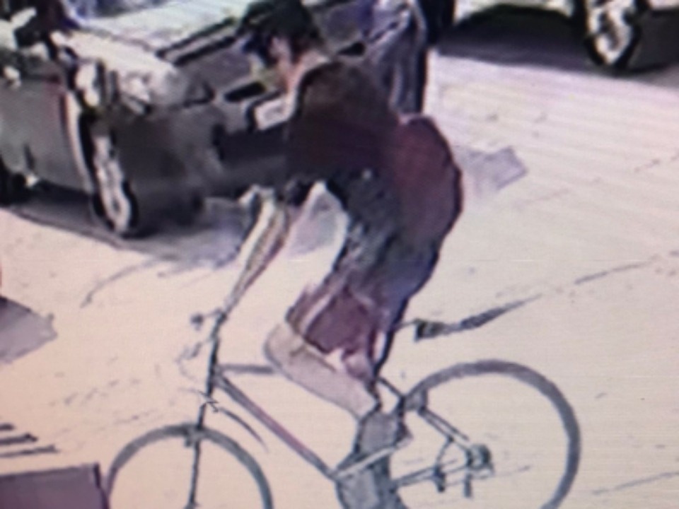 Полиция ищет очевидцев наезда велосипедиста на женщину с ребенком в Пскове