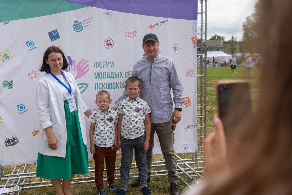 Михаил Ведерников: На Псковской земле особенно сильны семейные ценности Михаил Ведерников: На Псковской земле особенно сильны семейные ценности