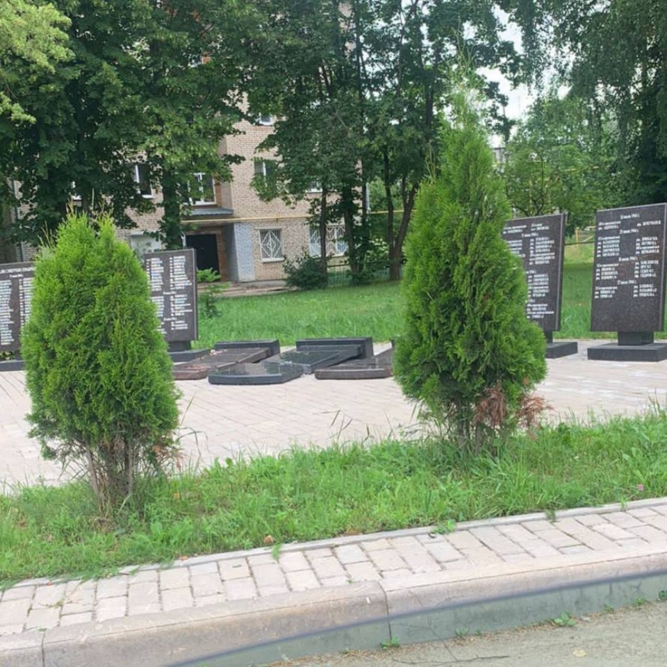 Мемориальные плиты с именами павших бойцов пострадали от рук вандала в Острове