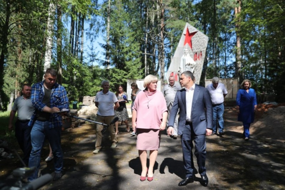 Михаил Ведерников обещал проработать вопрос допфинансирования на благоустройство воинского захоронения в Лядах Михаил Ведерников обещал проработать вопрос допфинансирования на благоустройство воинского захоронения в Лядах