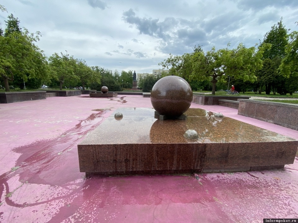  Специалист рассказал, почему у гостиницы «Рижская» в Пскове не работает фонтан 