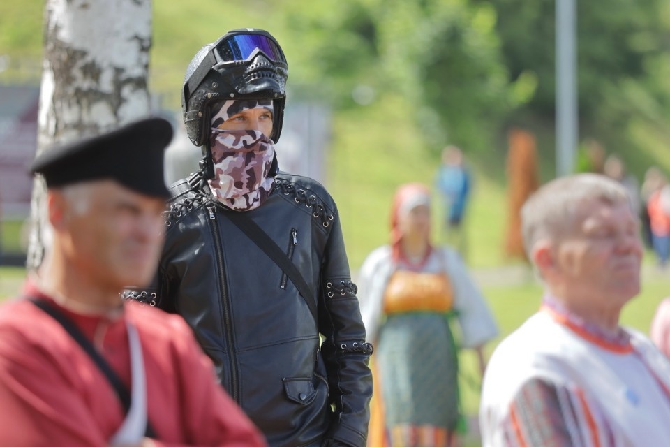 Молот и песня Молот и песня