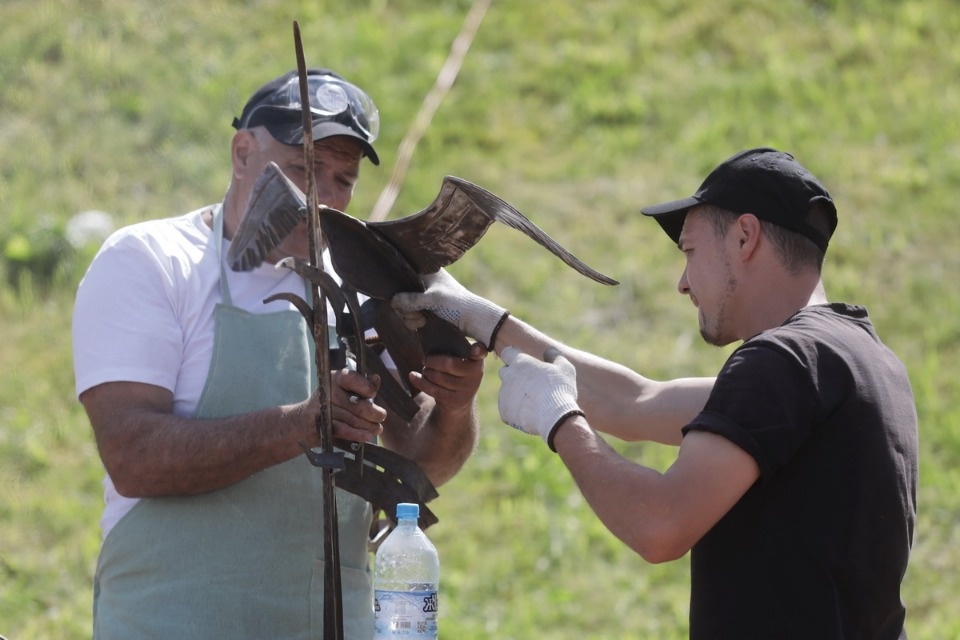 Молот и песня Молот и песня