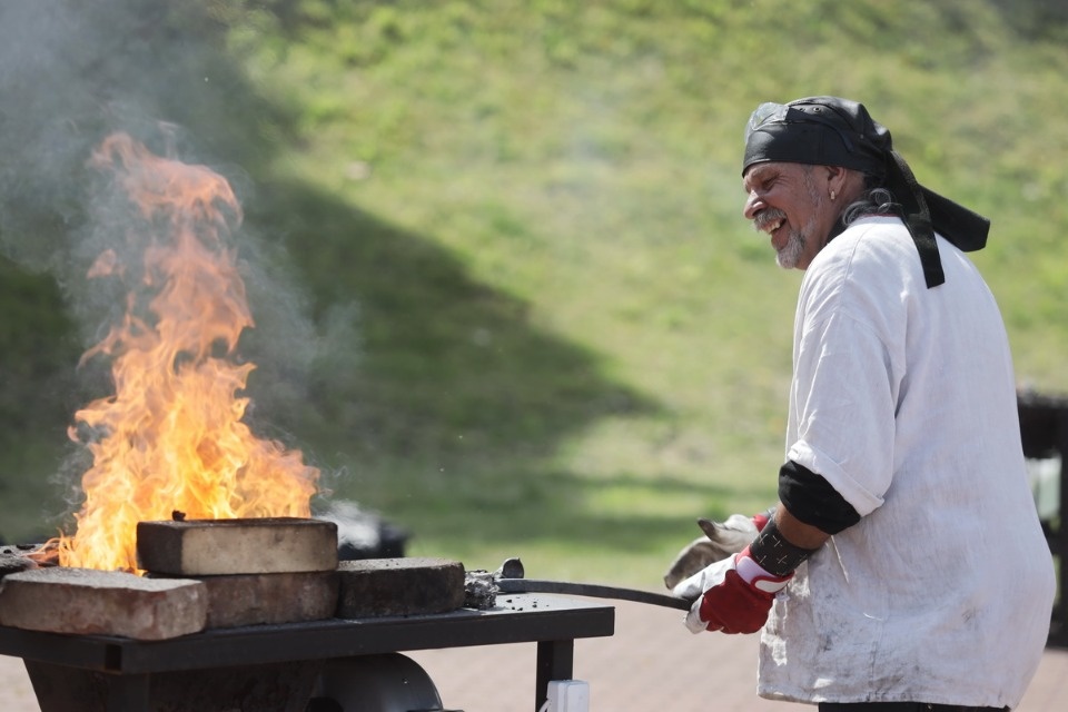 Молот и песня Молот и песня