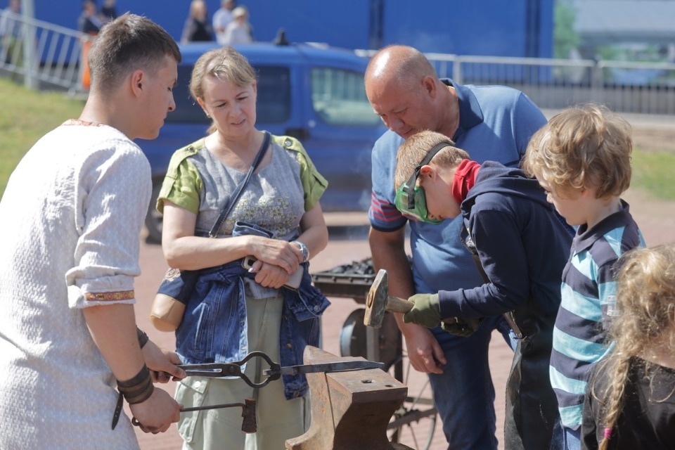 Молот и песня Молот и песня