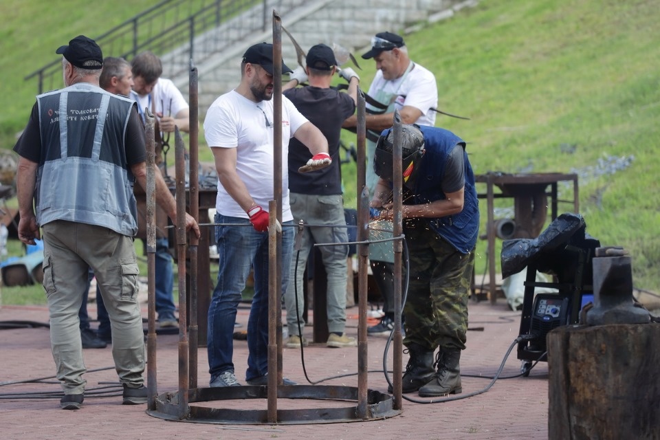 Молот и песня Молот и песня